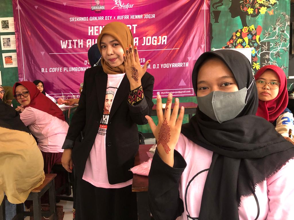 Relawan Srikandi Ganjar Yogyakarta menggelar kegiatan Henna Art Class di Coffe Plumbon, Kecamatan Umbulharjo, Kota Yogyakarta, DIY.