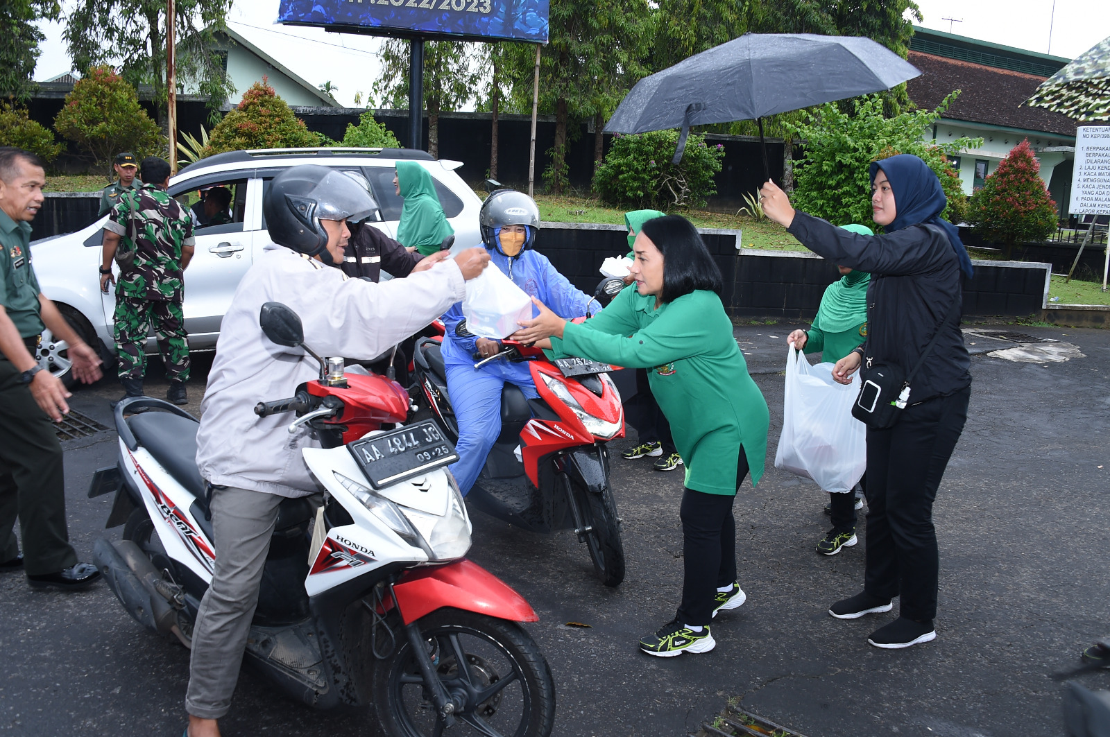 Keluarga besar Akademi Militer Magelang memberikan takjil kepada warga 