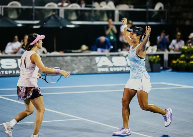 Pasangan ganda putri Aldila Sutjiadi (kanan0 dan Miyu Kato.