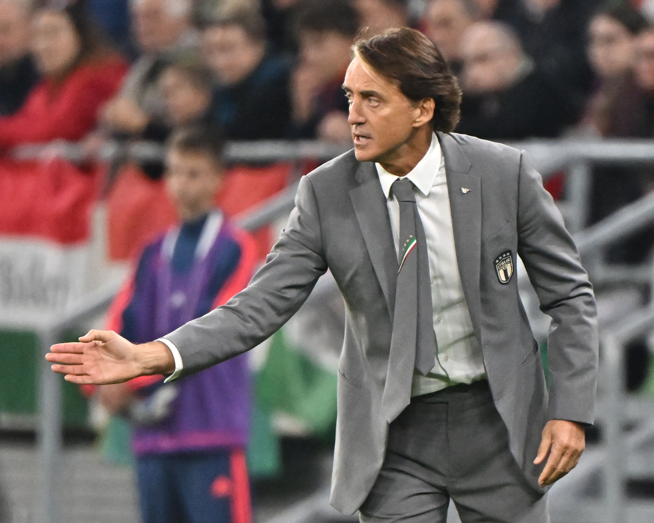 Pelatih Italia Roberto Mancini memberi isyarat selama pertandingan sepak bola Grup 3 UEFA Nations League.