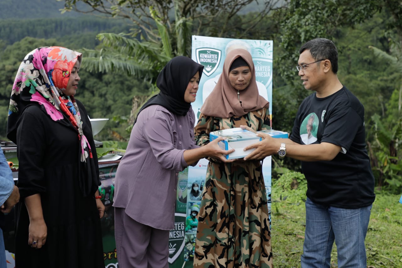 Kowarteg menggelar demo masak dan berikan bantuan alat masak di Sukabumi