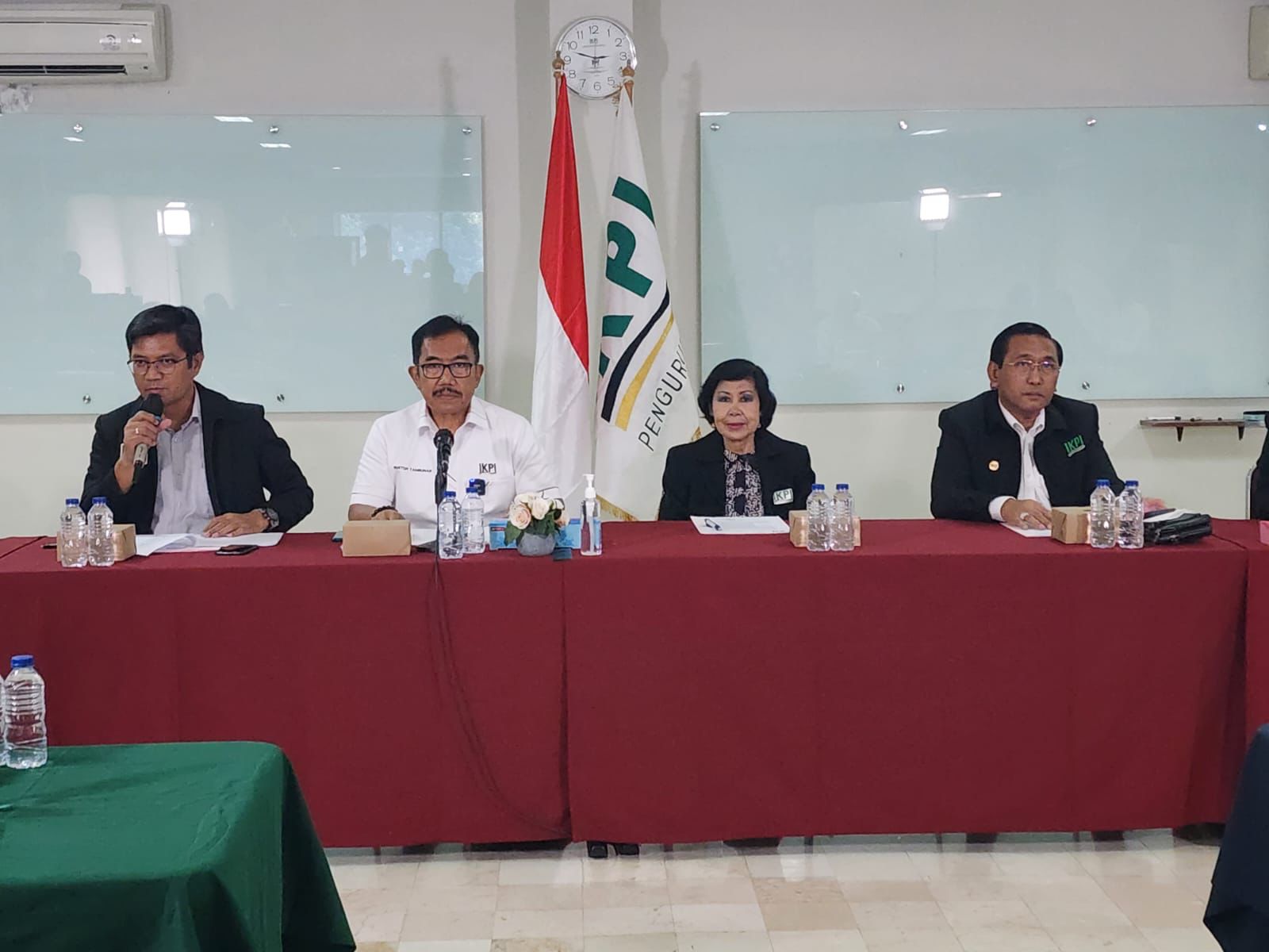 Ketum IKPI Ruston Tambunan (baju putih), Sekum IKPI Jetty, Ketua Departemen Keanggotaan dan Pembinaan IKPI Robert Hutapea (kanan)