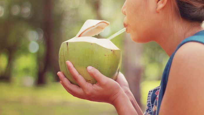 Air kelapa merupakan minuman isotonik alami yang banyak diandalkan oleh masyarakat. 