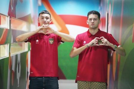 Pesepakbola Ivar Jenner (kiri) dan Justin Hubner calon pemain naturalisasi timnas Indonesia saat ditemui di Jakarta.