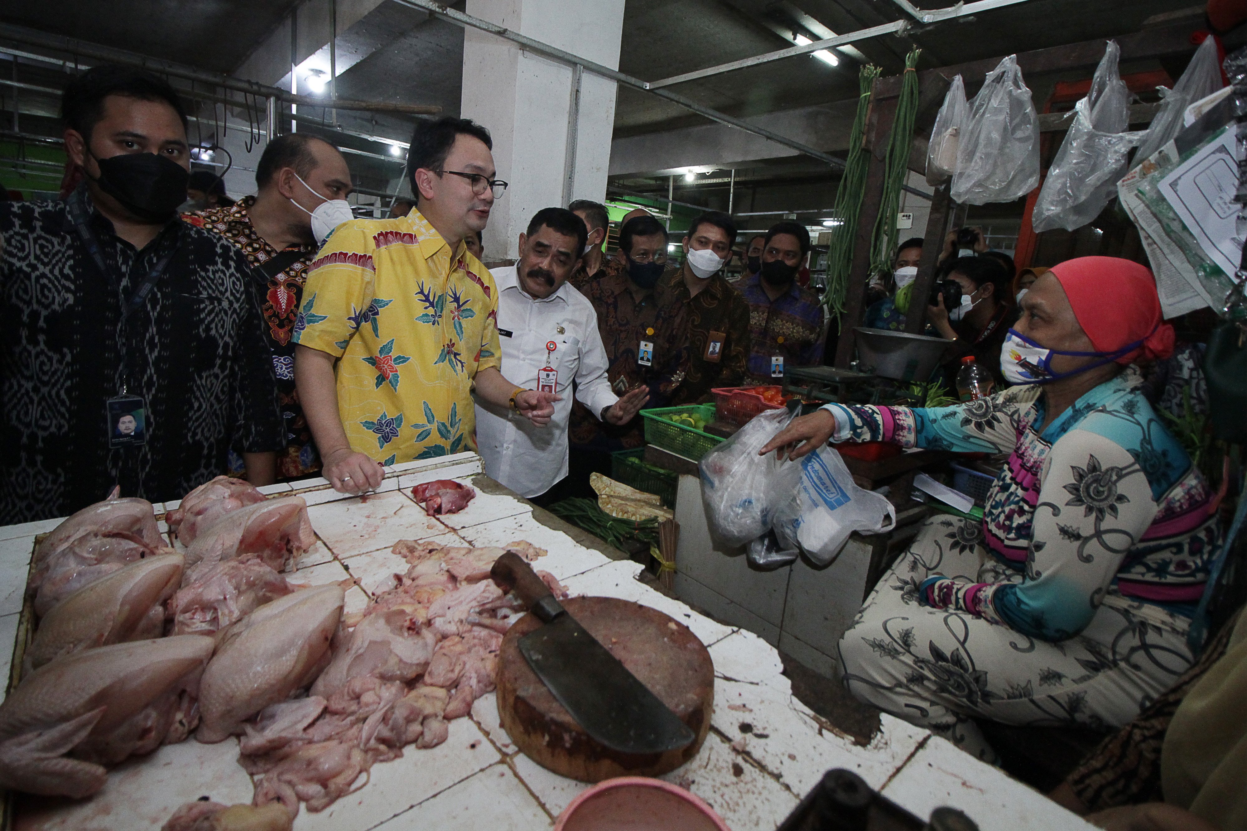 Wakil Menteri Perdagangan Jerry Sambuaga berdialog dengan pedagang saat melakukan kunjungan ke pasar