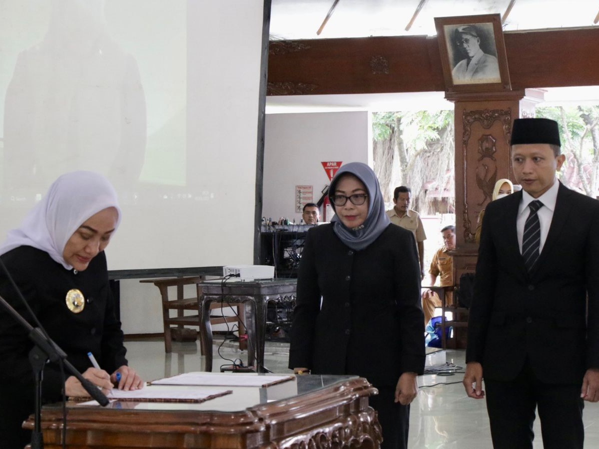 Bupati Bojonegoro Anna Mu'awanah melantik 27 pejabat di lingkup pemerintah setempat, Senin (6/3), di Pendopo Malowopati.