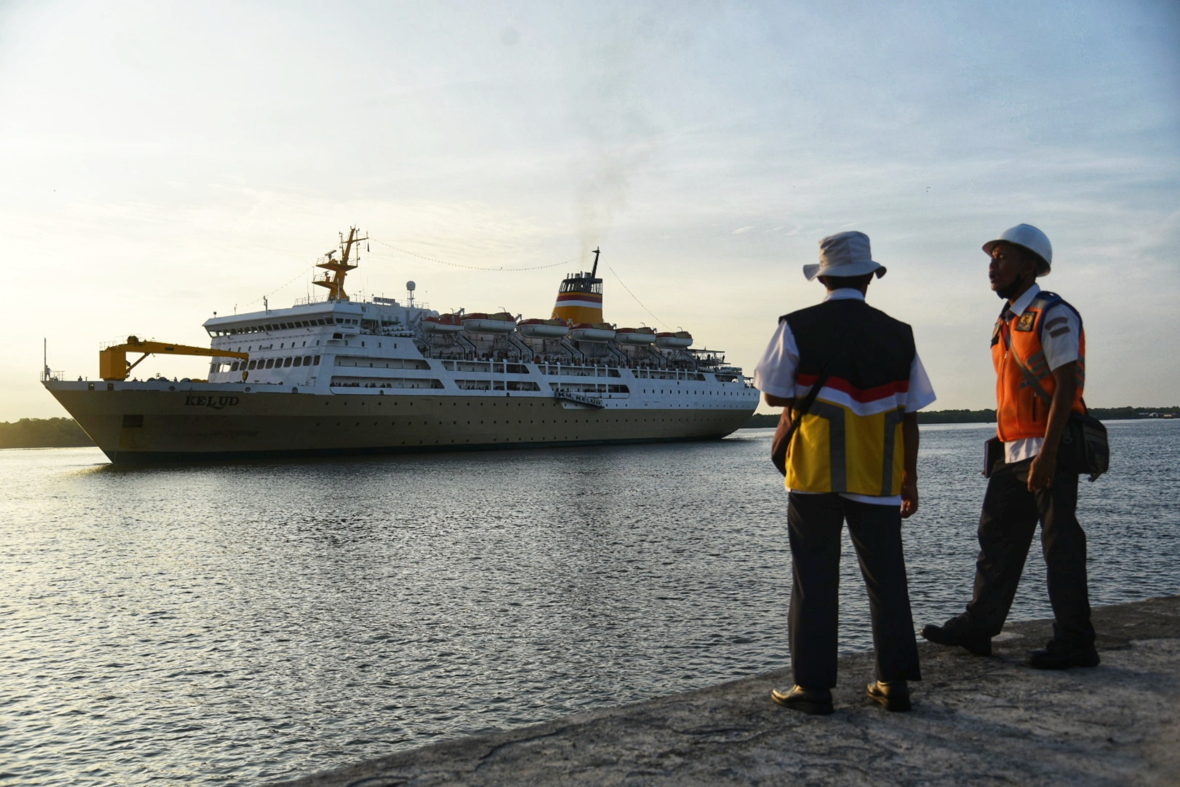  Kapal Motor (KM) Kelud yang membawa pemudik dari Batam tiba di Pelabuhan Bandar Deli, Belawan, Medan, Sumatera Utara, Selasa (26/4/2022).