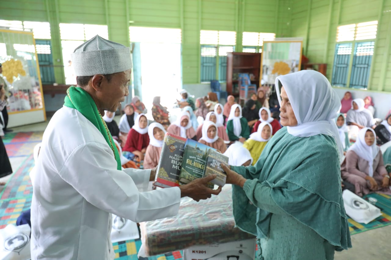 Tuang Guru Sahabat Ganjar silaturahmi ke majelis taklim di Desa Malombu, Kecamatan Angkola Sangkunur, Kabupaten Tapanuli Selatan, Sumut.