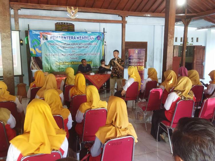 Ketua Lembaga Perlindungan Anak (LPA) Klaten, Achmad Syakur, berbicara dalam penyuluhan soal kekerasan seksual anak