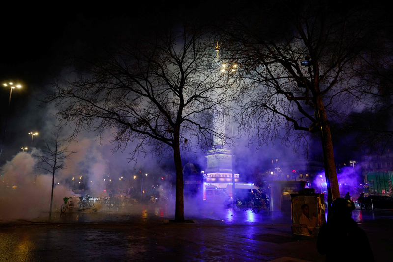 Sekitar 400 polisi terluka dan 450 demonstran diamankan usai aksi demo yang berujung bentrok di Prancis.