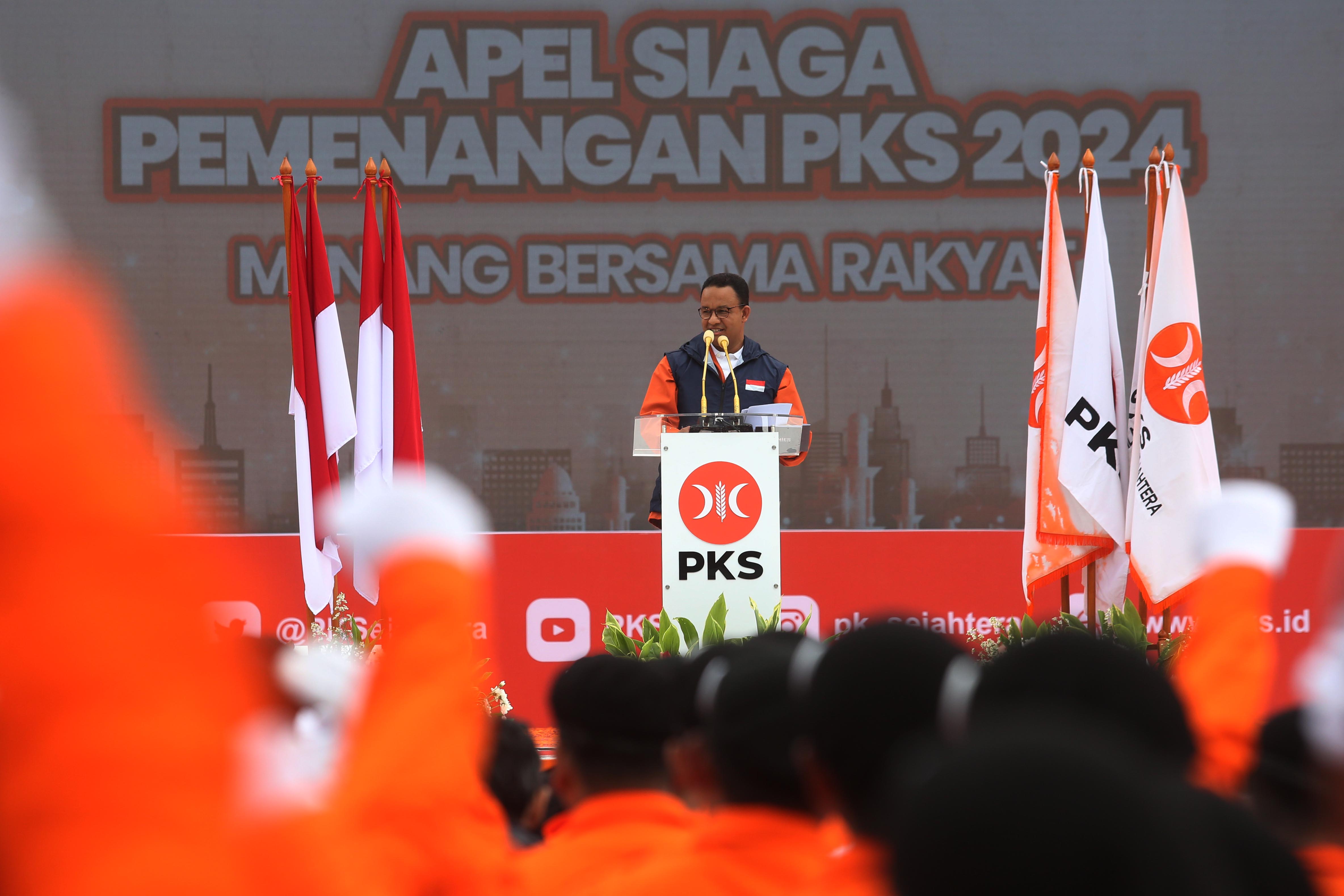 Bakal calon presiden Anies Baswedan memberikan pidato saat Apel Siaga Pemenangan PKS 2024 di Stadion Madya, Senayan, Jakarta.