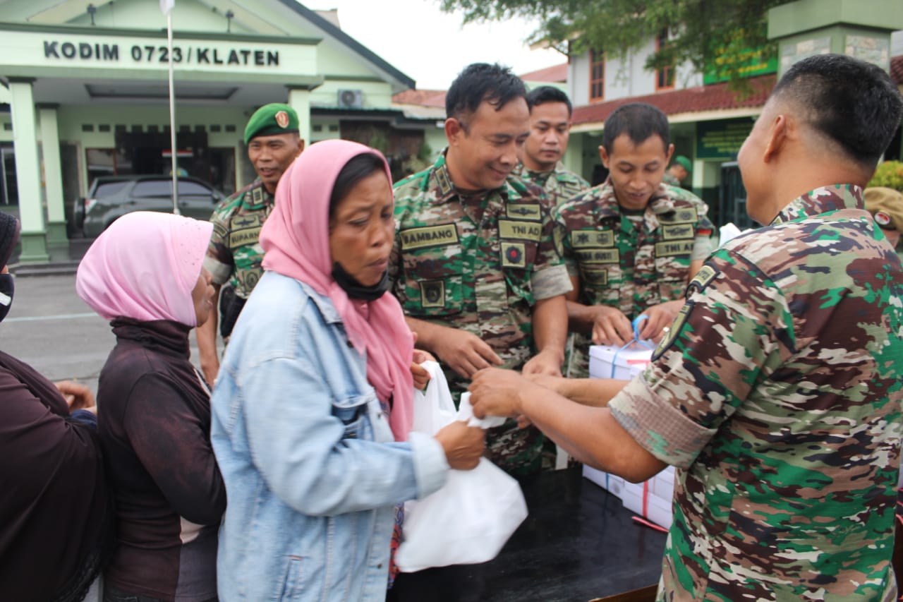 Dandim Klaten Letkol Czi Bambang Setyo Triwibowo dan sejumlah anggota TNI membagikan takjil 