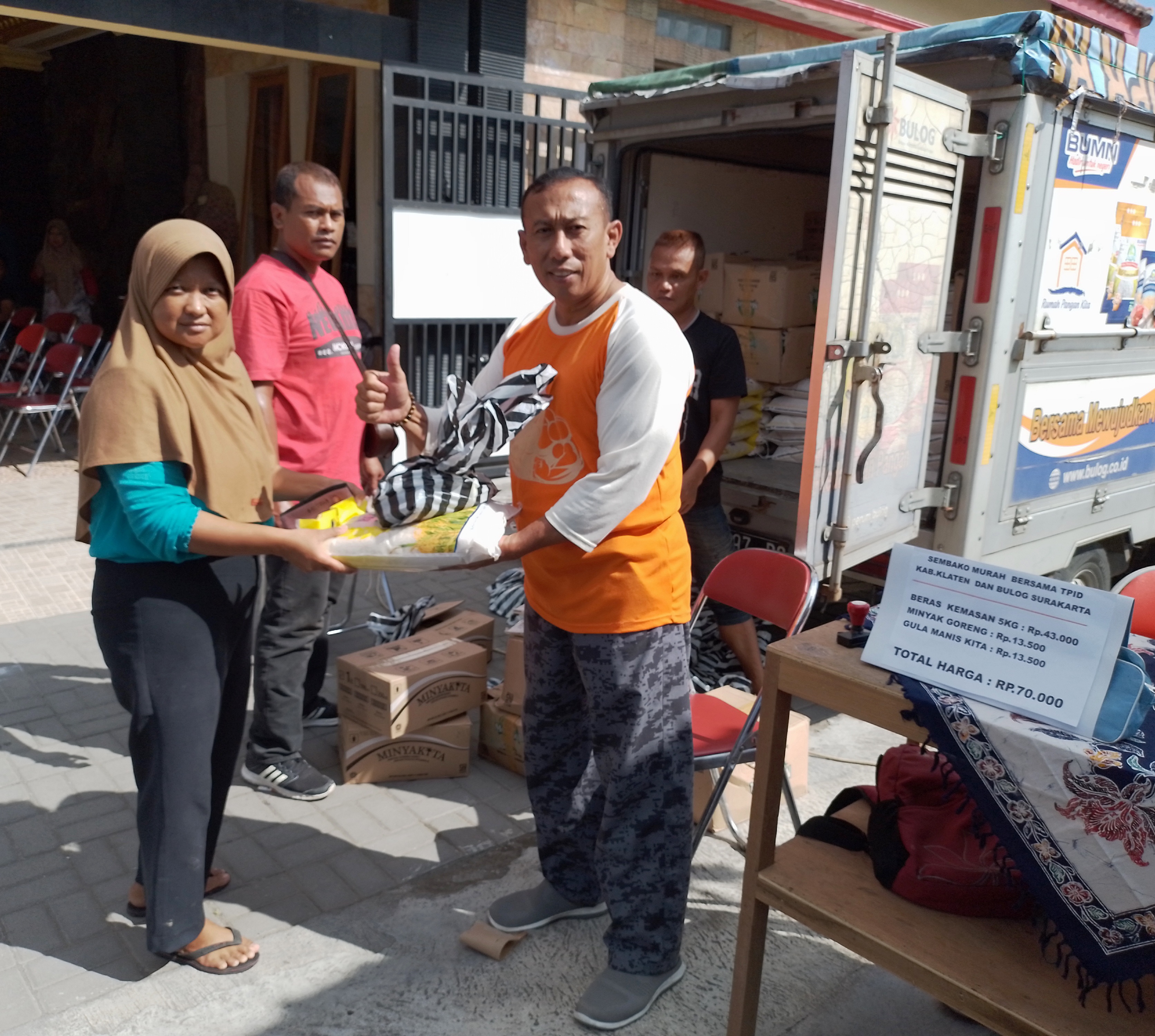 Bulog Klaten menggelar operasi pasar beras murah