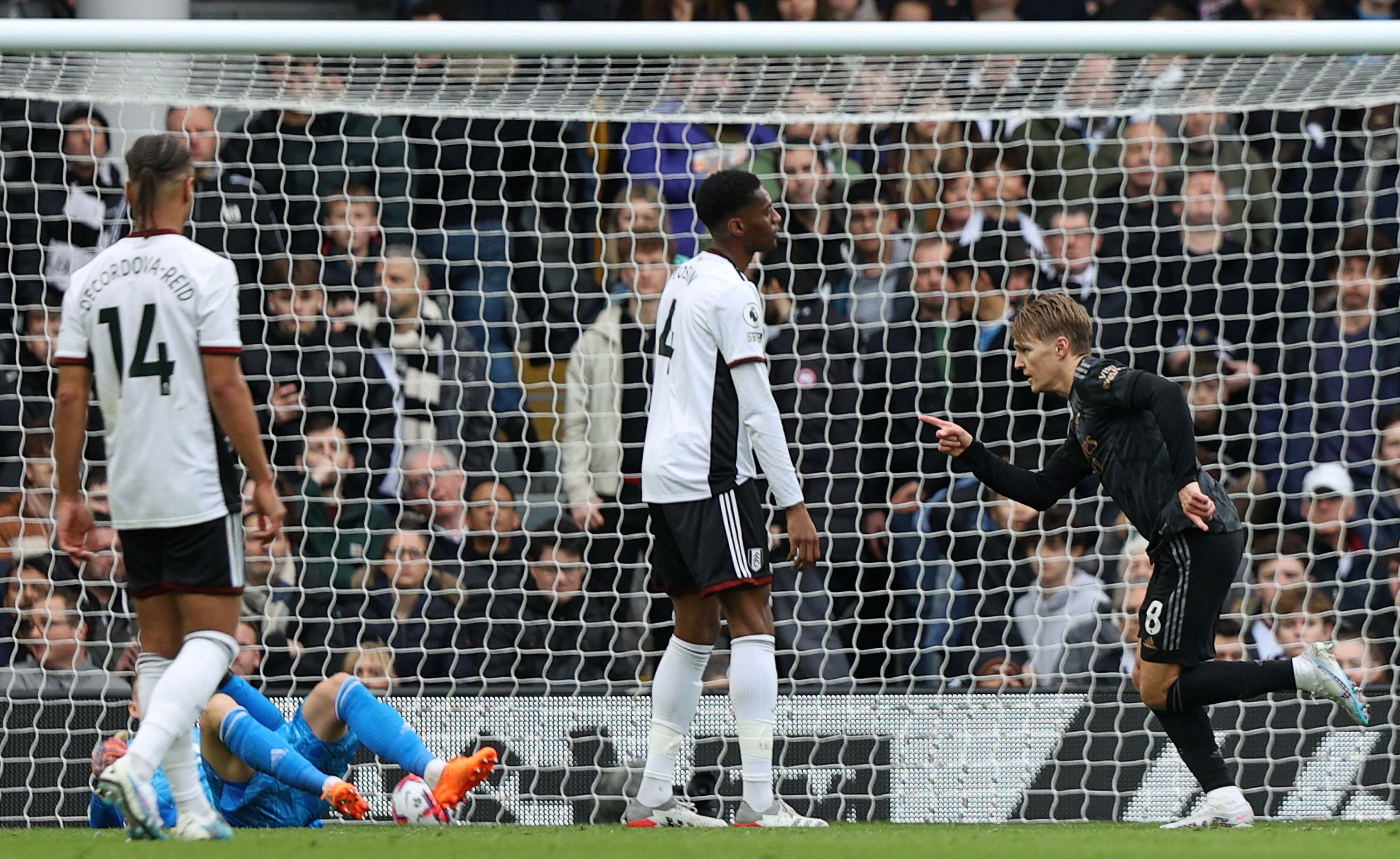 Pemain Arsenal, Martin Odegaard (kanan) mencetak gol ke gawang Fulham dalam lanjutan Liga Primer Inggris, Minggu (12/3). Arsenal menang 3-0.