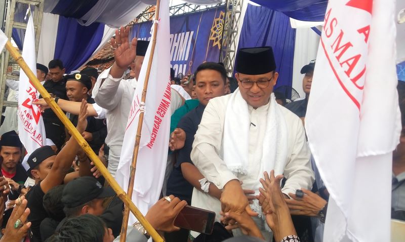 Anies Baswedan menyapa pendukungnya di Sampang, Jawa Timur.