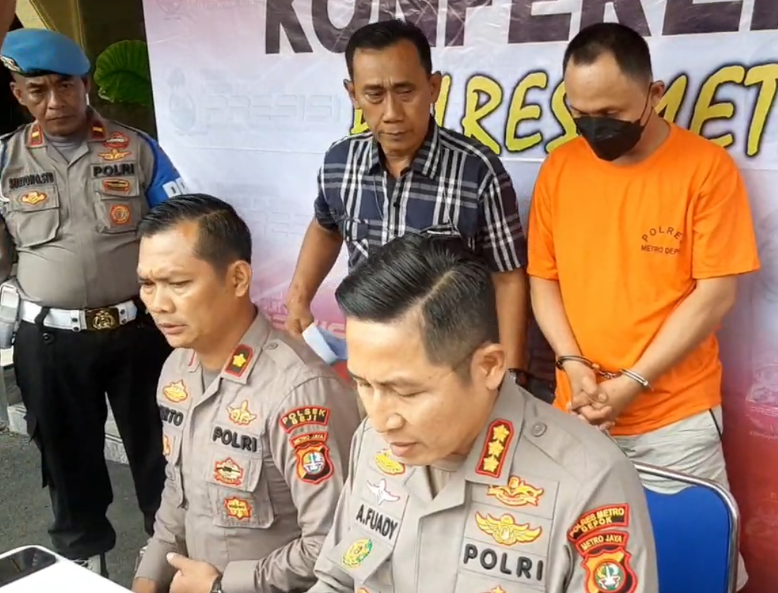 Kapolres Metropolitan Kota Depok, Kombes Ahmad Fuady (kanan) merilis wajah pelaku kasus penganiayaan dosen UI, Senin (20/3).