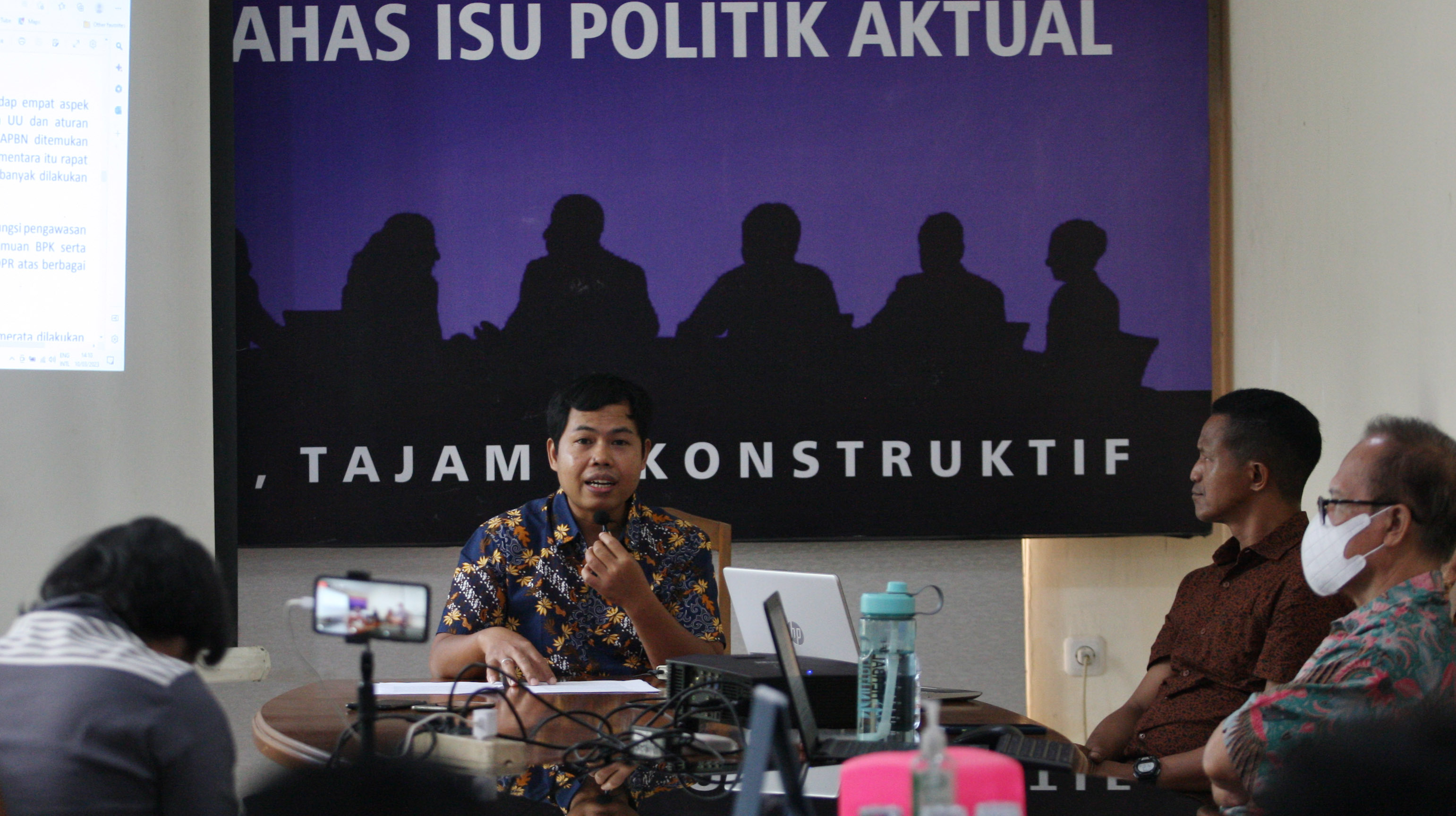 Peneliti Formappi Taryono (tengah) saat diskusi Satu Tahun Jelang Pemilu, DPR Bak Pahlawan Kesiangan, Jumat (10/3).