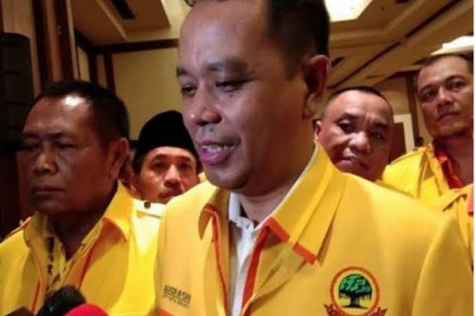 Eks Sekjen Partai Berkarya Badaruddin Andi Picunang (tengah)