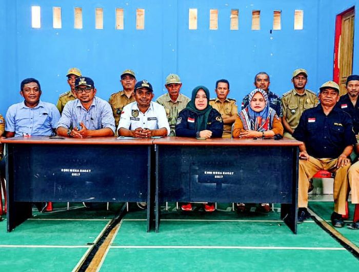 Ketua Apdesi Muna Barat  Armaya (tengah) bersama pengurus lainnya.