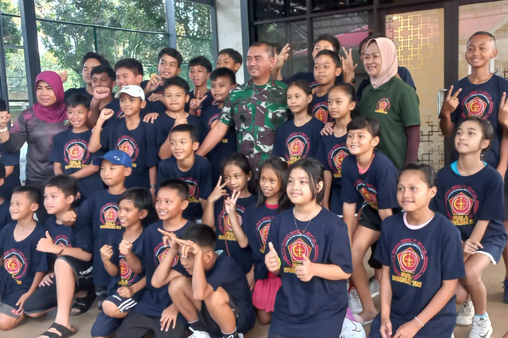 Para peserta Kejurnas Tenis Yunior Piala Panglima TNI I/2023 berfoto dengan Dankormar Mayjen TNI Marinir Widodo.