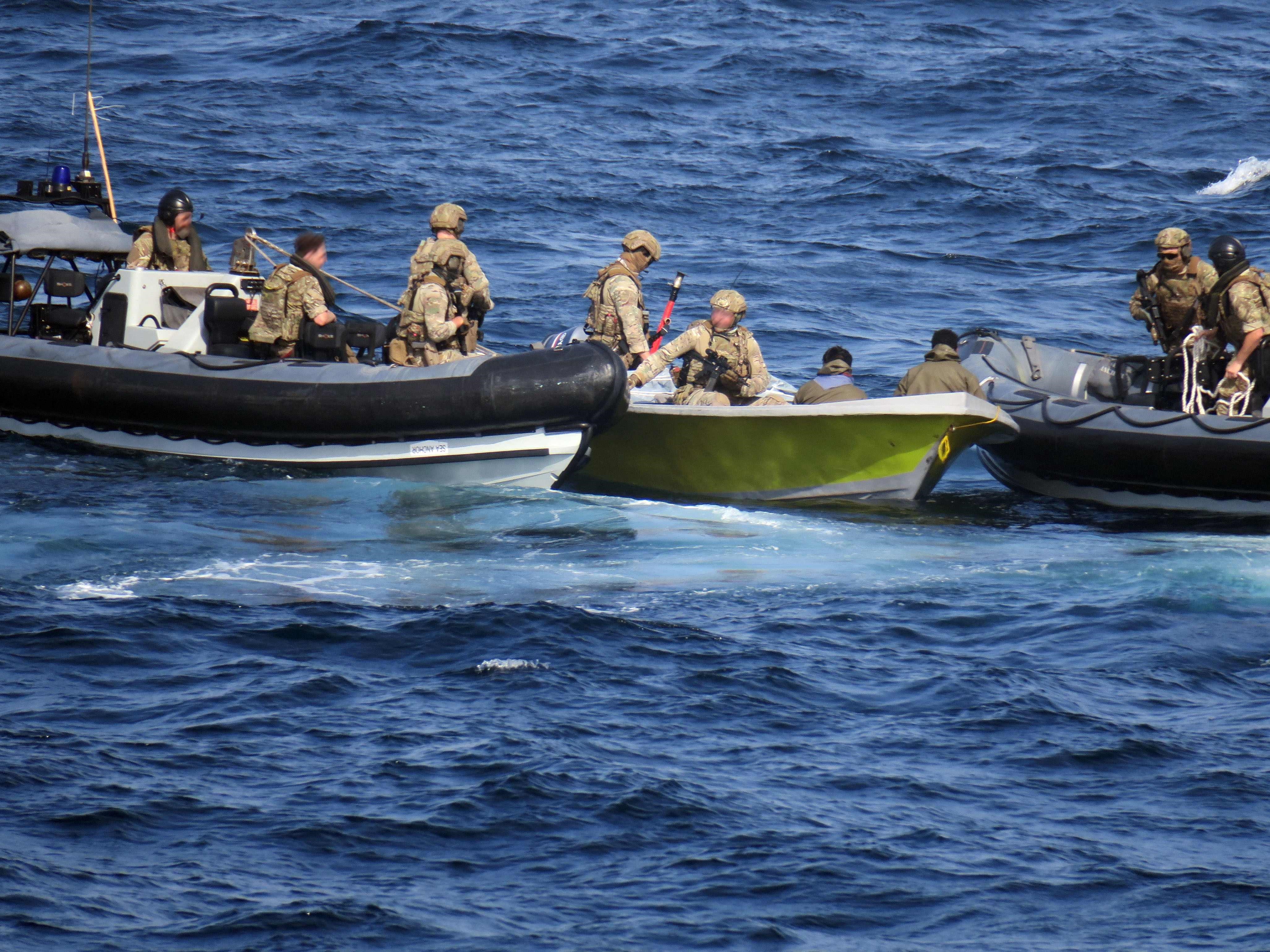 Tim Marinir Kerajaan HMS Lancaster mengeluarkan senjata yang disita dari suatu kapal di Teluk Oman. 
