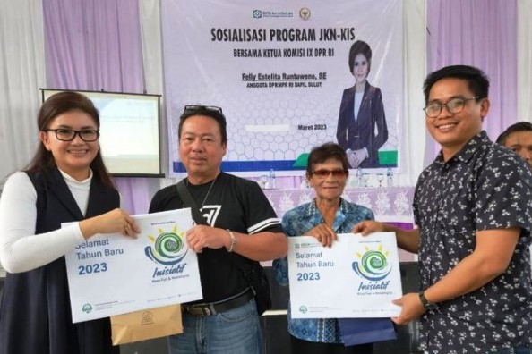 Ketua Komisi IX DPR RI Felly Estelita Runtuwene (kiri) saat sosialisasi JKN di Kabupaten Minahasa, Sulawesi Utara, Kamis (23/3/2023).