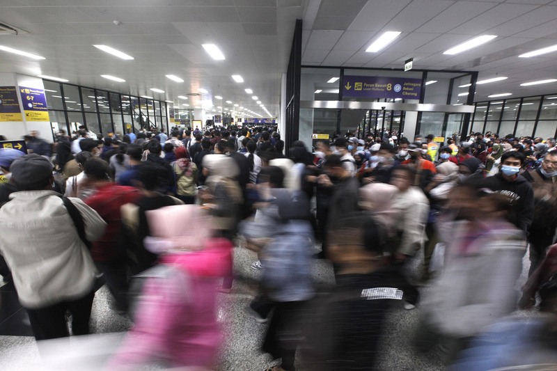 Pengguna kereta komuter bergegas untuk berpindah peron di Stasiun Manggarai, Jakarta, Senin (13/2).