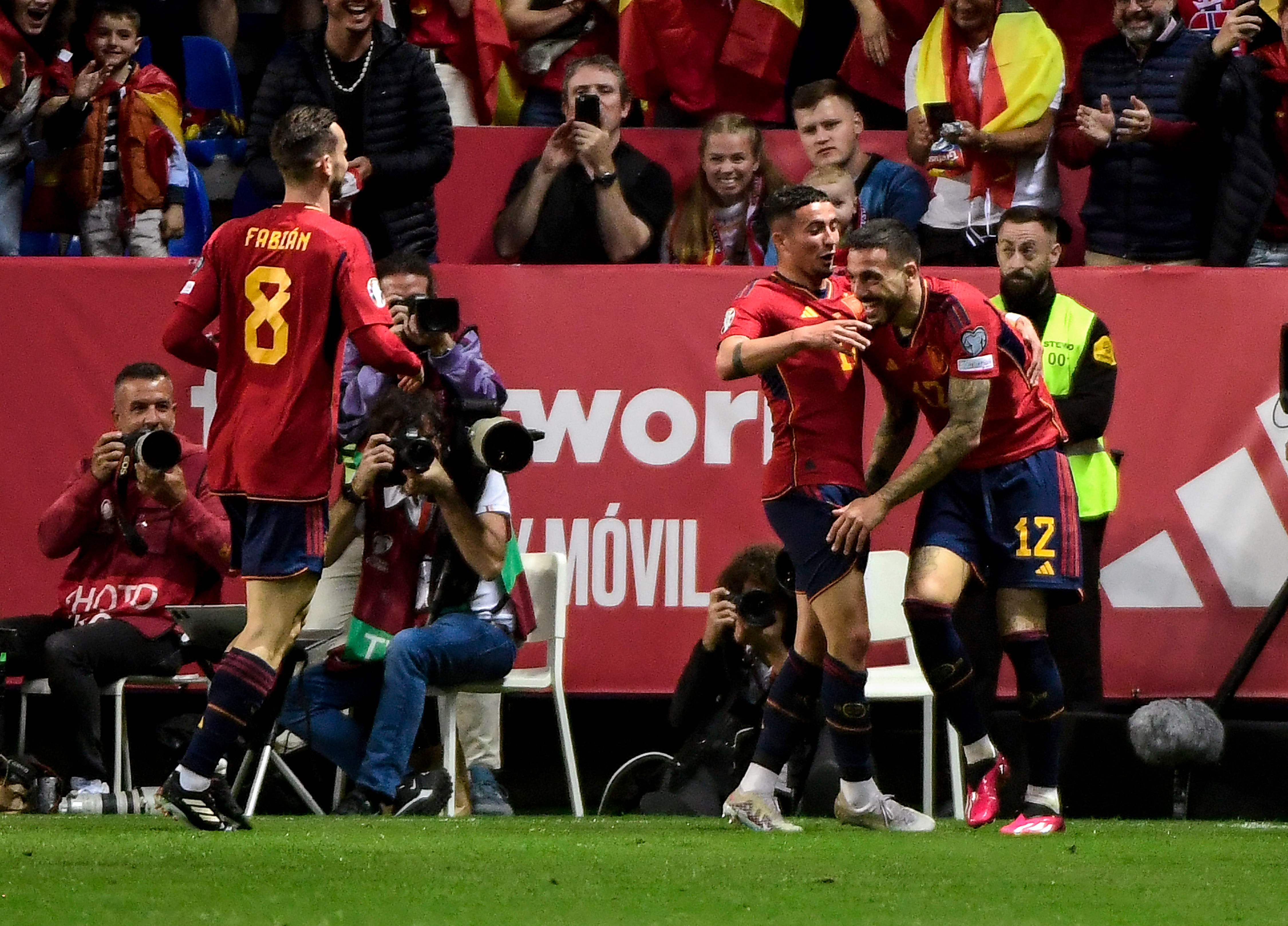 Para pemain Spanyol melakukan selebrasi usai mencetak gol ke gawang Norwegia di laga kualifikasi Piala Eropa 2024