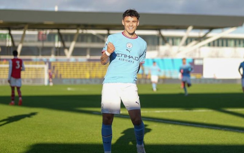 Gelandang Manchester City Alex Robertson