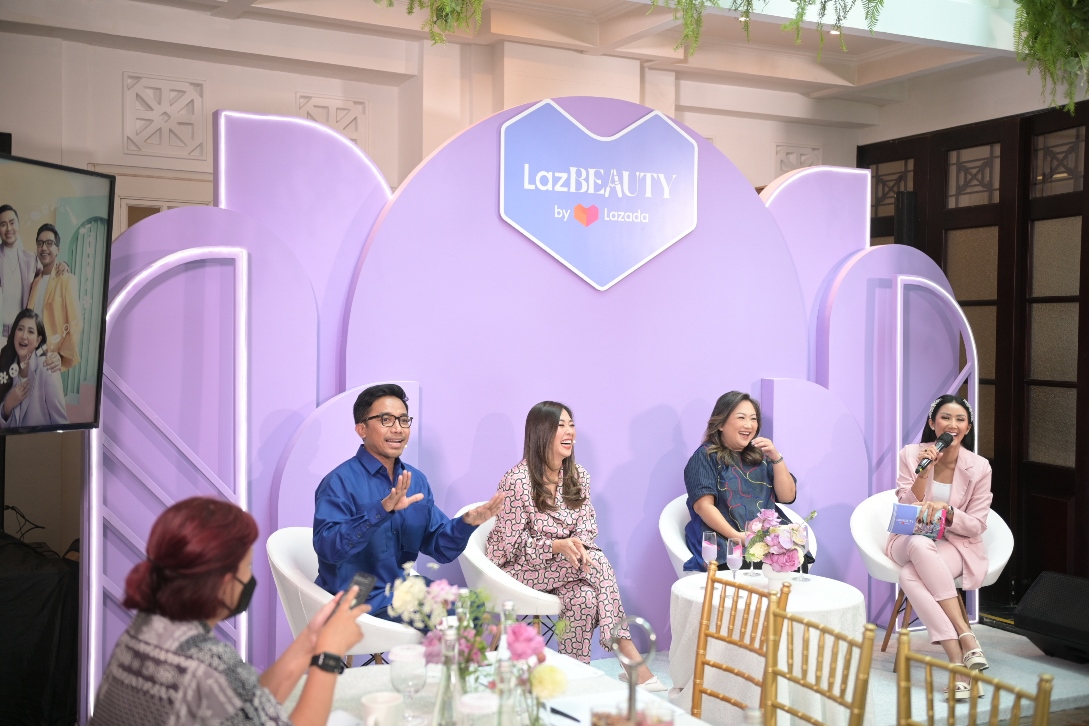 Bubah Alfian dan Marlene Hariman membagikan tips aplikasi make up dalam acara LazBeauty x MUA.