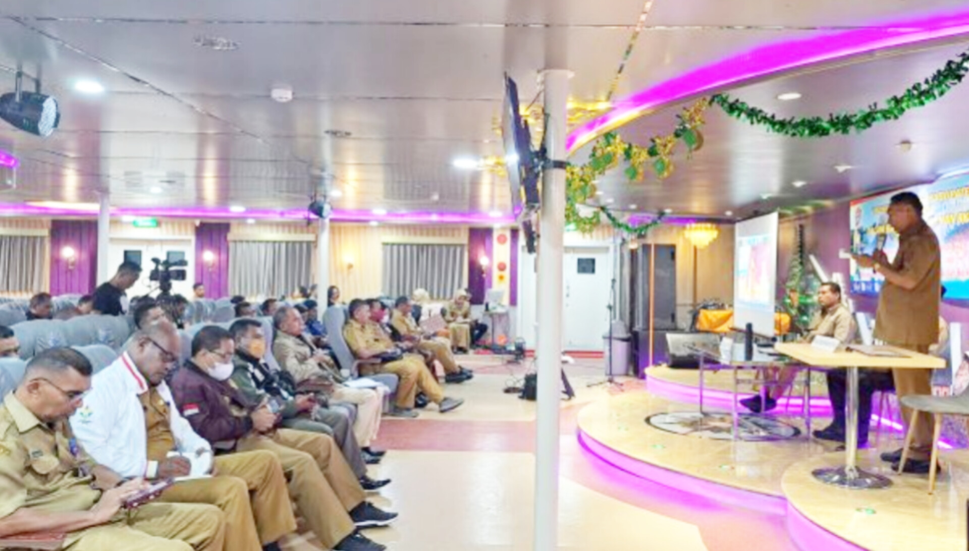 Bupati Ende Djafar Achmad memimpin musrenbang di atas kapal