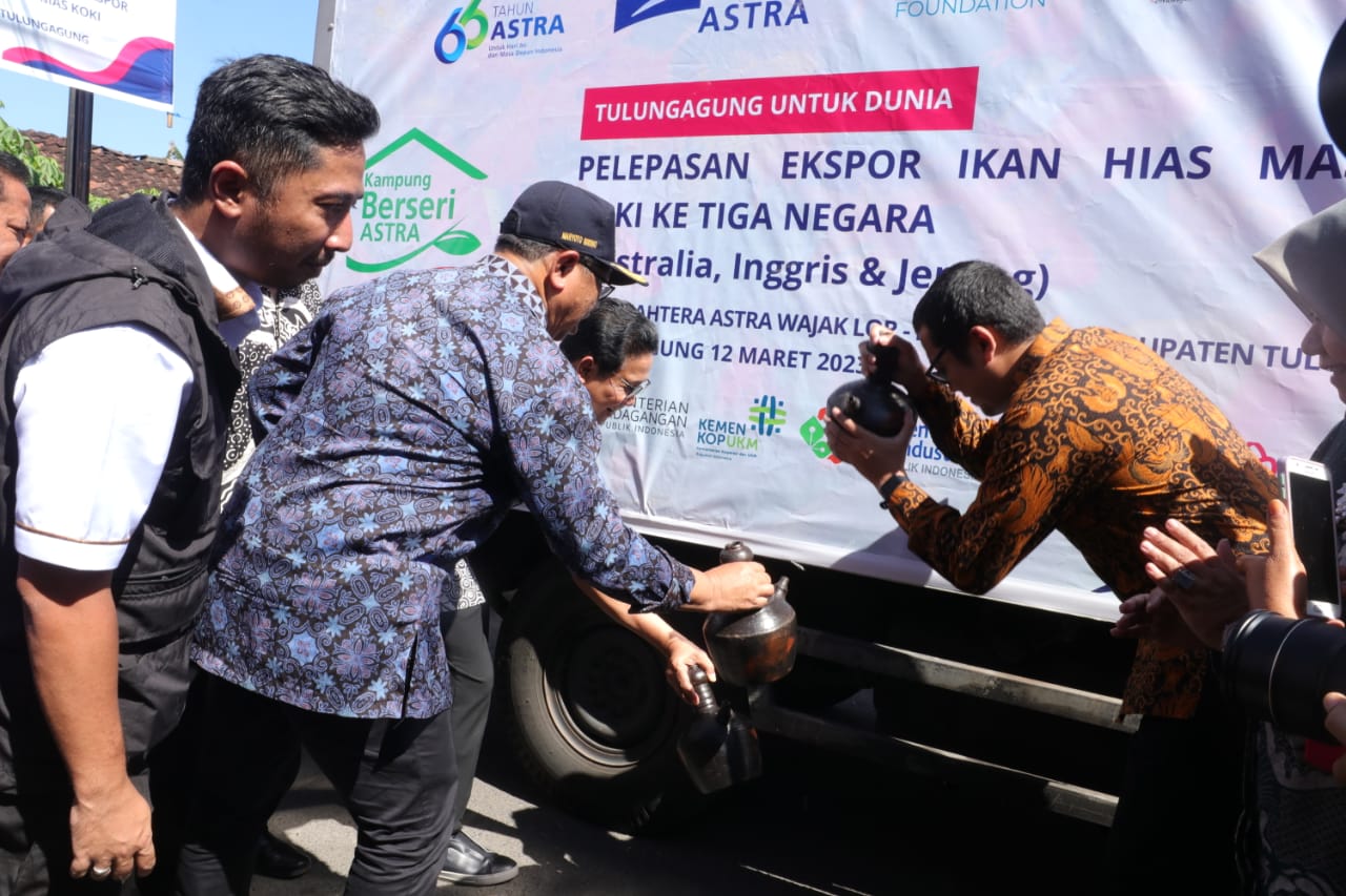 Pelepasan ekspor ikan mas koki di Desa Wajak Lor, Kecamatan Boyolangu, Kabupaten Tulungagung, Jawa Timur, Minggu (12/3)