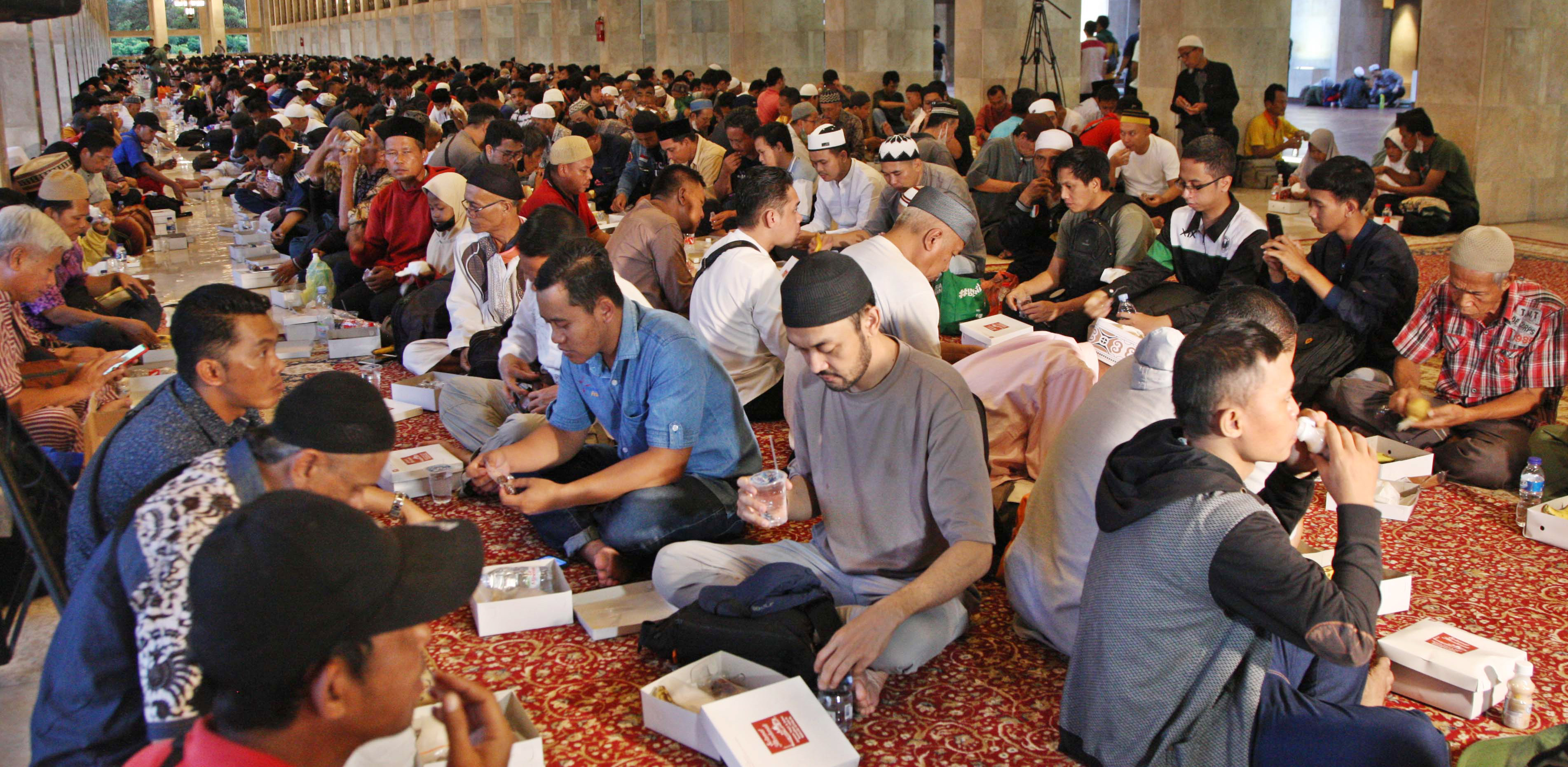  Ilustrasi. Ribuan jamaah mengikuti buka puasa Bersama di selasar Masjid Istiqlal, Jakarta, Kamis (23/03/2023).