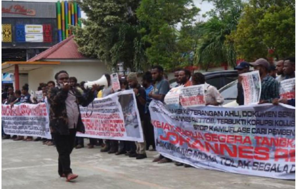 Mahasiswa dan masyarakat Kabupaten Mimika berunjukrasa di depan Kejati Papua menndesak Plt Bupati Mimika ditahan usai ditetapkan sebagai ter