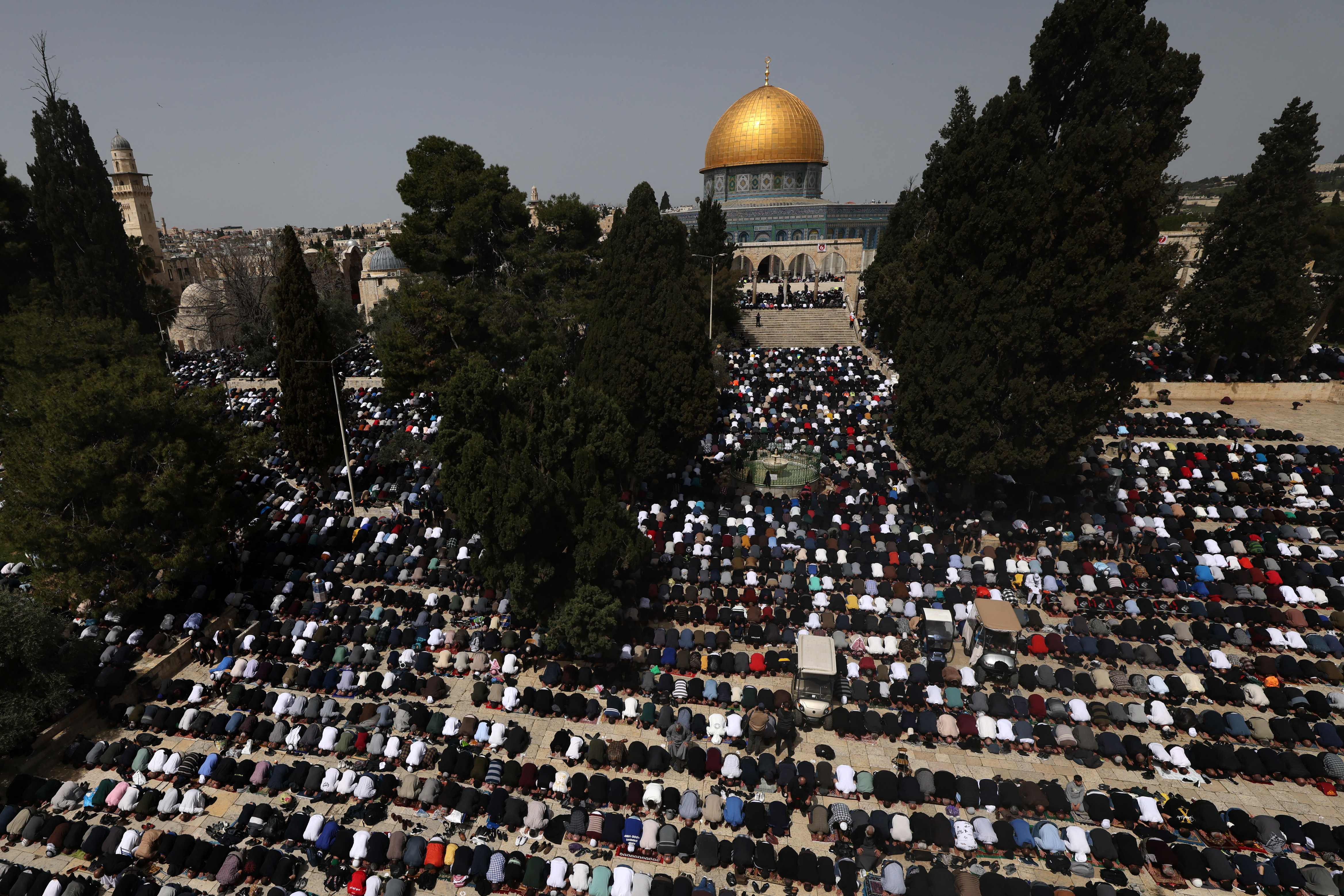 Ribuan warga Palestina memenuhi halaman kompleks Masjid Al-Aqsa saat salat Jumat pertama Ramadan 1444 H, Jumat (24/3).