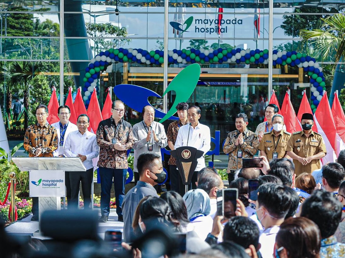 Presiden Joko Widodo meresmikan Rumah Sakit Mayapada di Kota Bandung Jawa Barat, Senin (6/3).