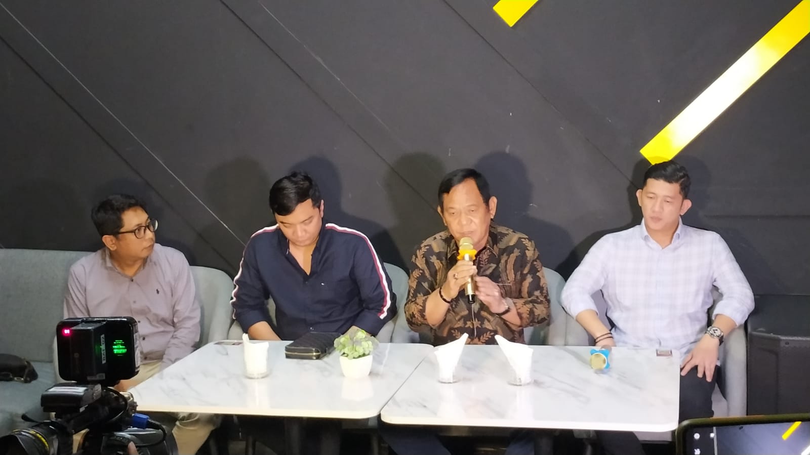 Kuasa HUkum Wamenkumham Edward Omar Sharif Hiariej, Ricky Sitohang dalam konferensi pers di Kuningan (28/3/2023).