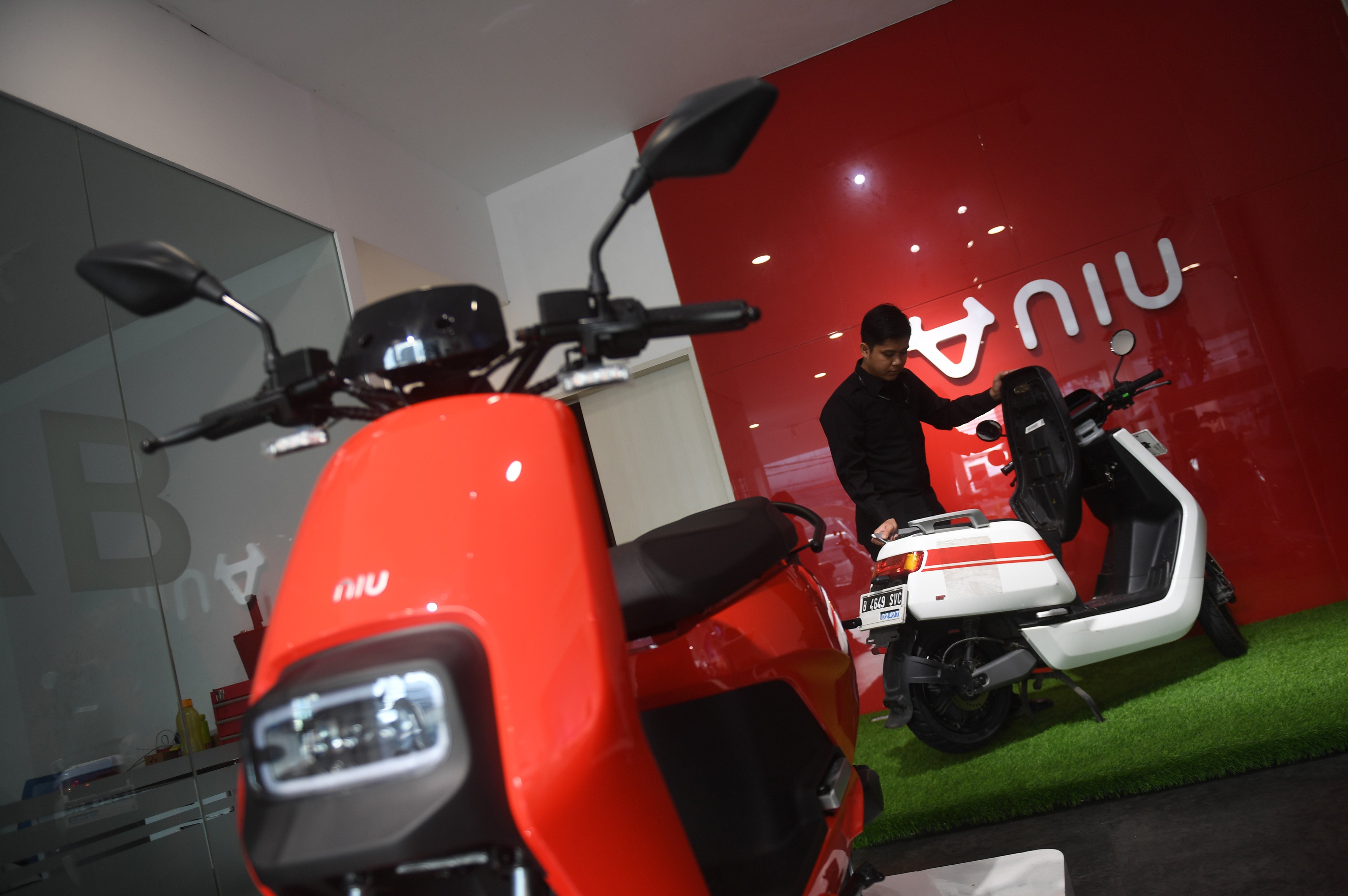 Pekerja memeriksa motor listrik di sebuah dealer motor listrik di Jakarta, Senin (6/3).