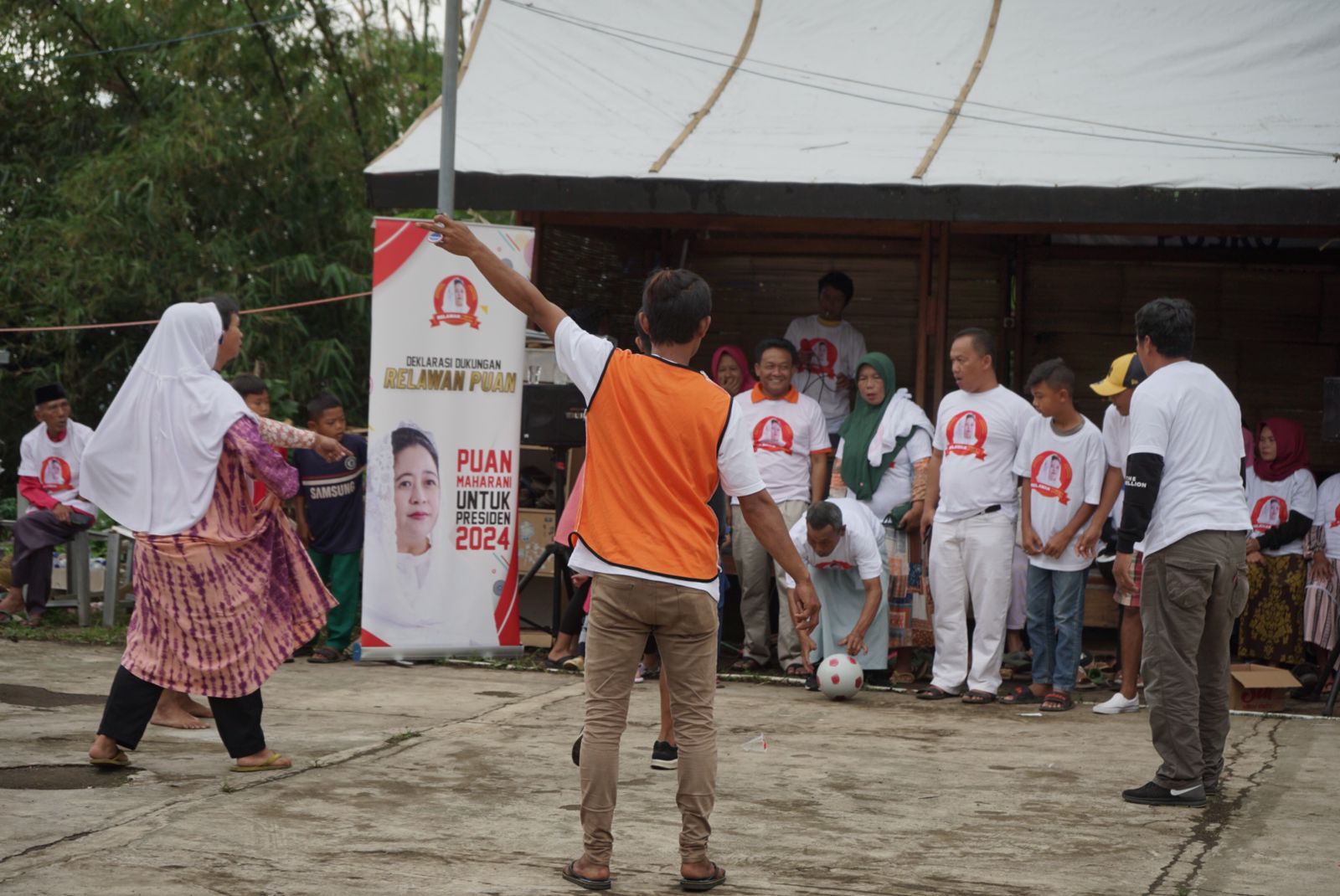 Relawan Puan Kabupaten Cianjur mengadakan kegiatan sosial berupa lomba gawang mini di Desa Ciwalen, Kecamatan Warungkondang, Cianjur, Jabar.