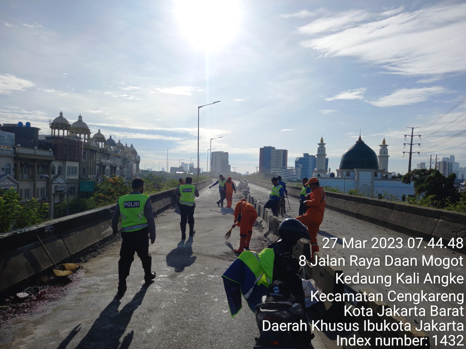  Separator pembatas jalan yang berhamburan Flyover) Pesing, Jakarta Barat