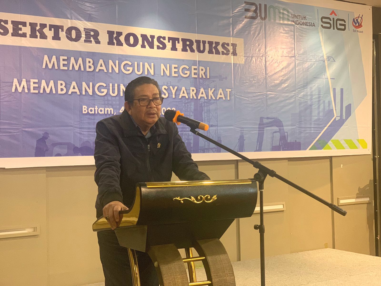 Nyat Kadir saat memberikan sambutan.