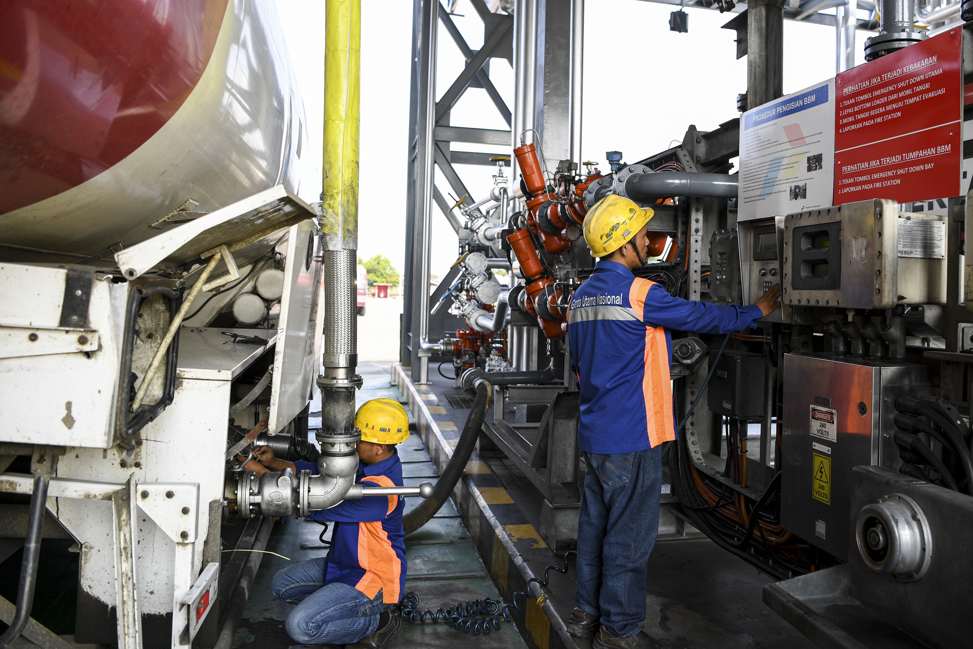  Petugas mengisikan bahan bakar minyak (BBM) jenis pertalite ke dalam truk tangki di Integrated Terminal Plumpang, Jakarta Utara