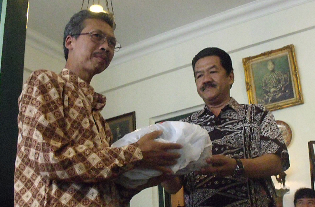 SRI Sultan Hamengkubuwono X (kanan) menetapkan Asih (kiri), anak ketiga Mbah Maridjan sebagai penganti Abdi Dalem Juru Kunci Gunung Merapi.