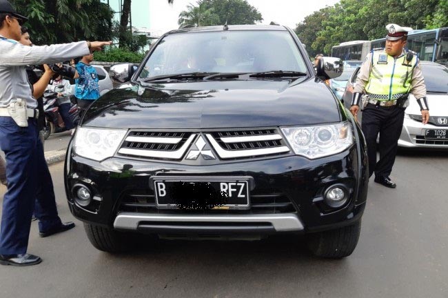Polisi menindak mobil dengan pelat mobil dengan huruf belakang RF  