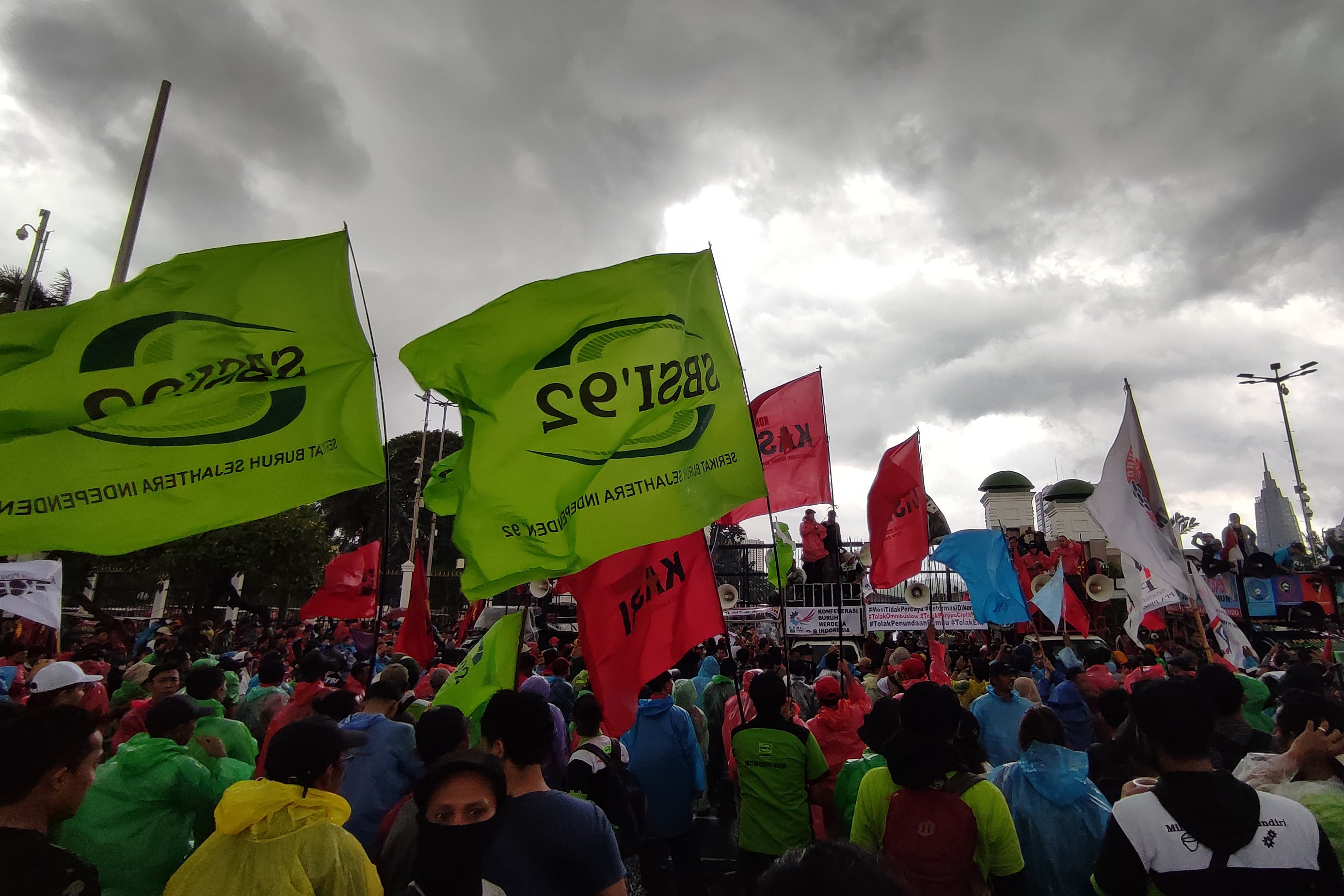 Aksi demonstrasi buruh di depan gedung DPR/MPR yang menolak pengesahan Perppu Cipta Kerja.