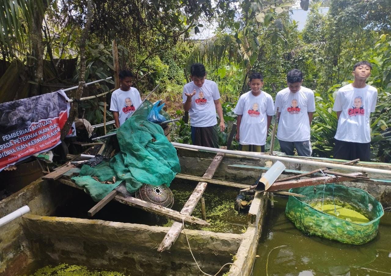 Orang Muda Ganjar (OMG) Kalimantan Timur/Kaltim memberikan bantuan untuk peternak ikan keramba air tawar, Senin (20/3)
