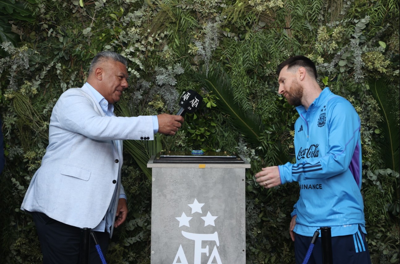 Kapten timnas Argentina Lionel Messi (kanan) kala meresmikan namaya digunakan sebagai fasilitas latihan timnas tim Tango.