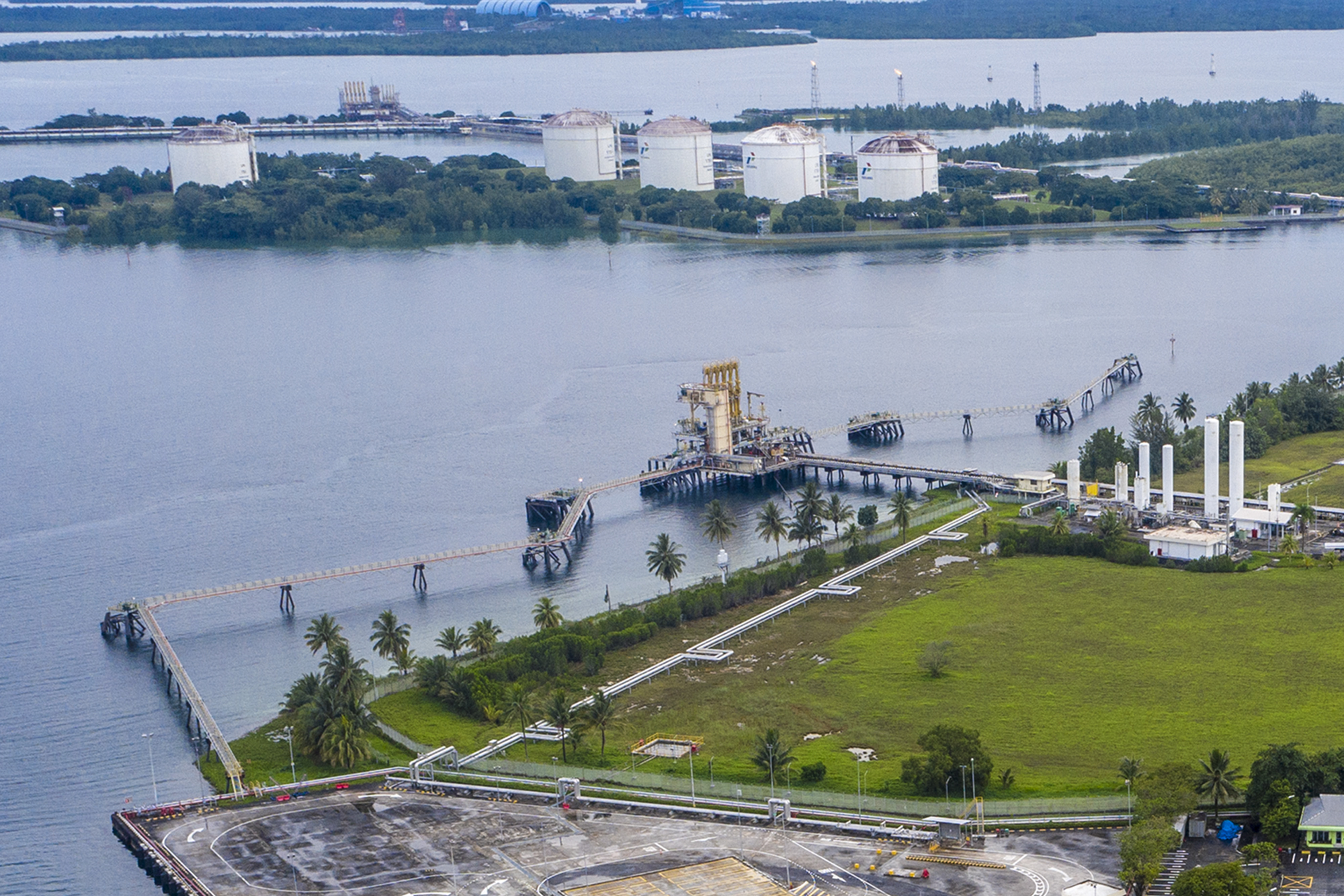  Suasana kilang Badak LNG di Bontang, Kalimantan Timur.