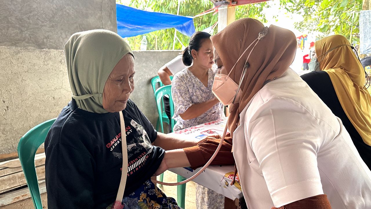 Relawan Ganjar Muda Padjajaran (GMP) melaksanakan pengobatan gratis di Desa Pangulah Selatan, Kecamatan Kotabaru, Kabupaten Karawang