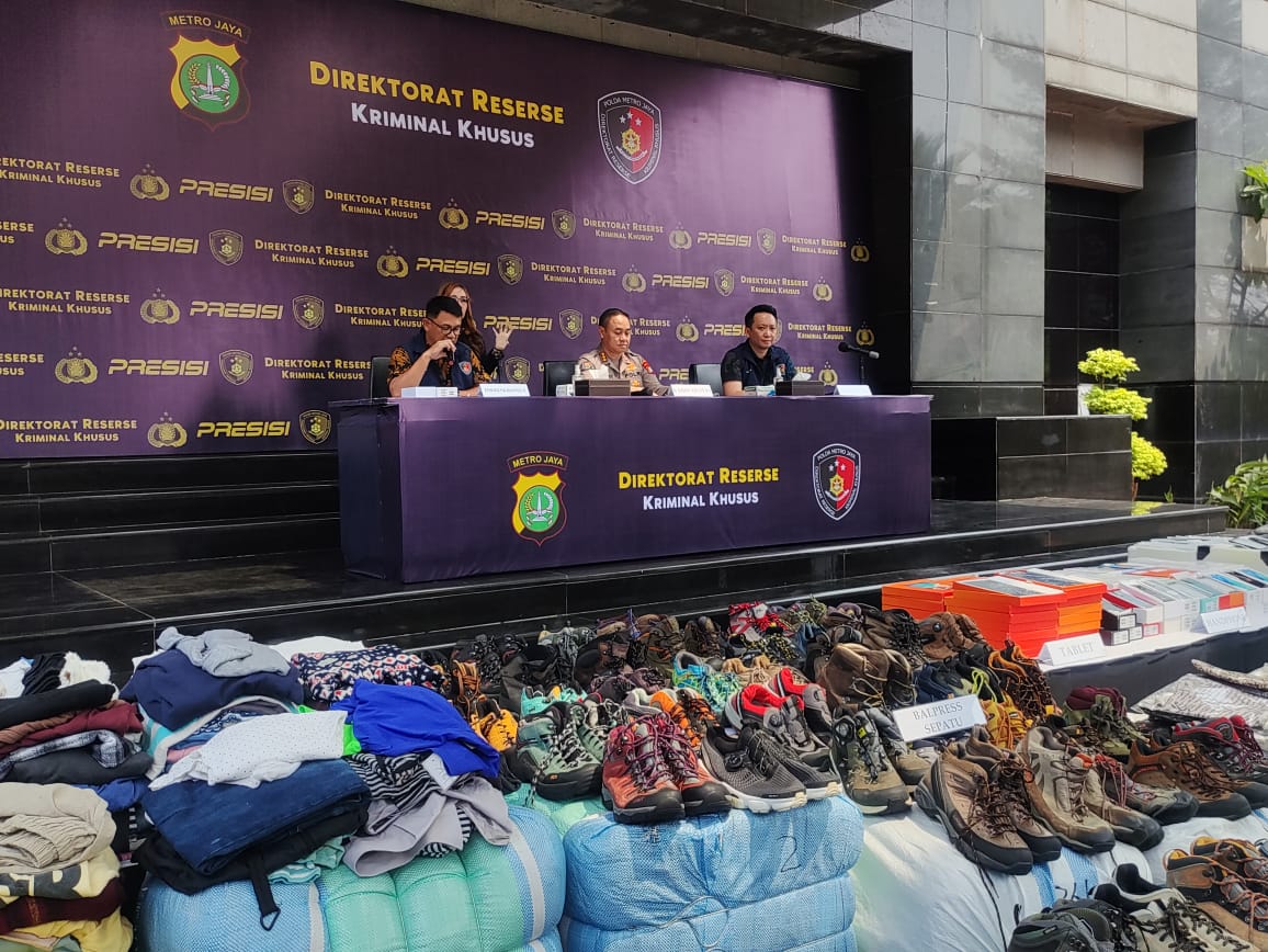 Polda Metro Jaya merilis kasus penyelundupan ratusan baju bekas dan handphone ilegal, Jumat (24/3).